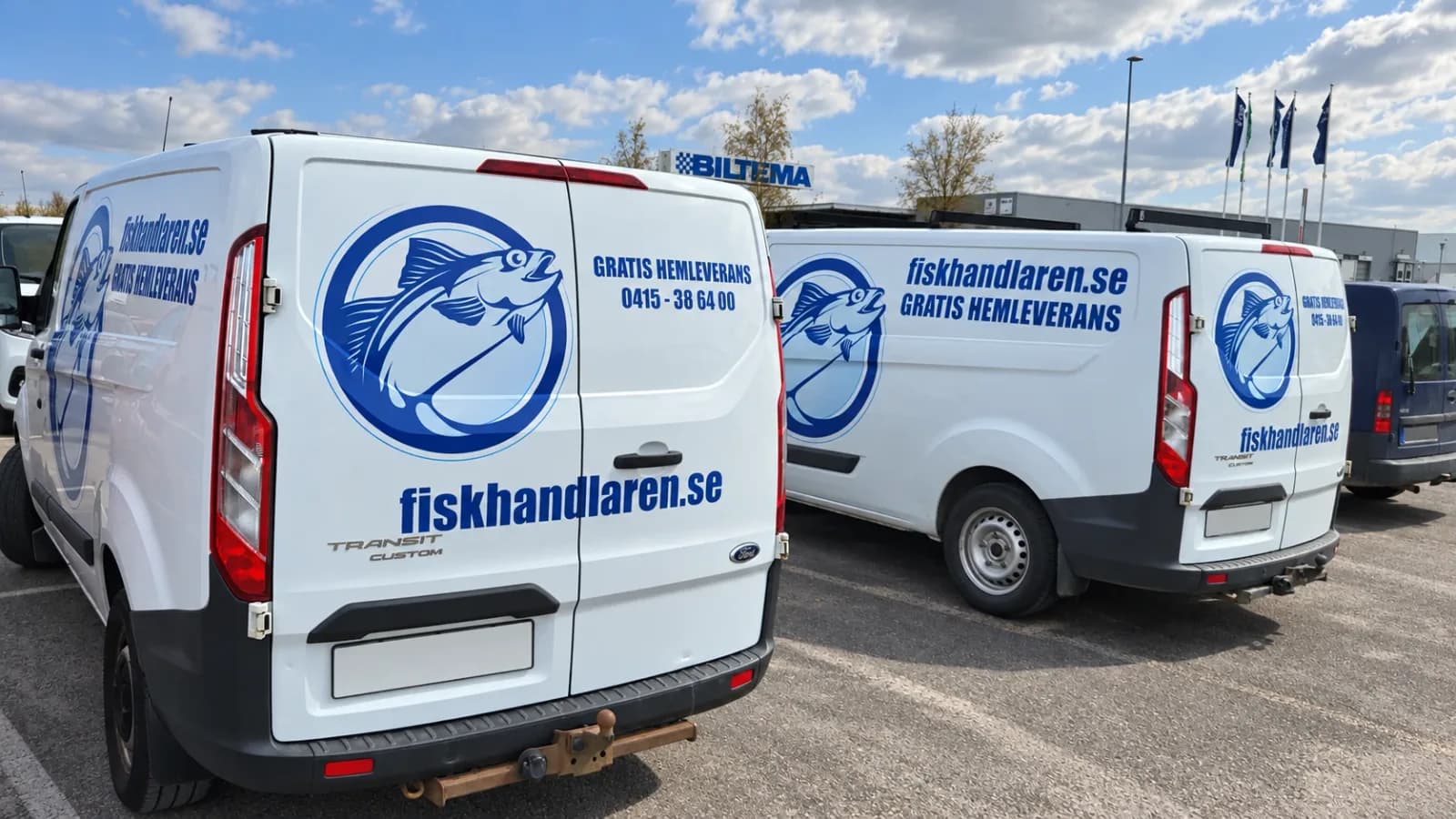Två vita frysbilar från fiskhandlaren.se med fisklogotypen och texten Gratis hemleverans