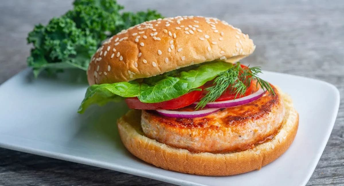Stekt laxburgare i bröd med sallad