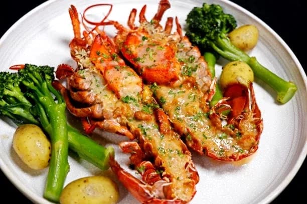 Gratinerad hummer med vitlökssmör, parmesan och pankokrisp