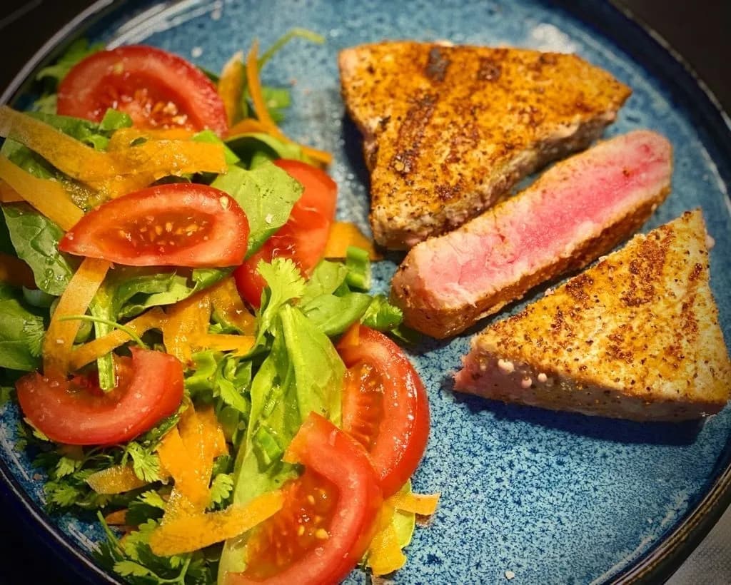 Tonfiskloins i djupröd färg
